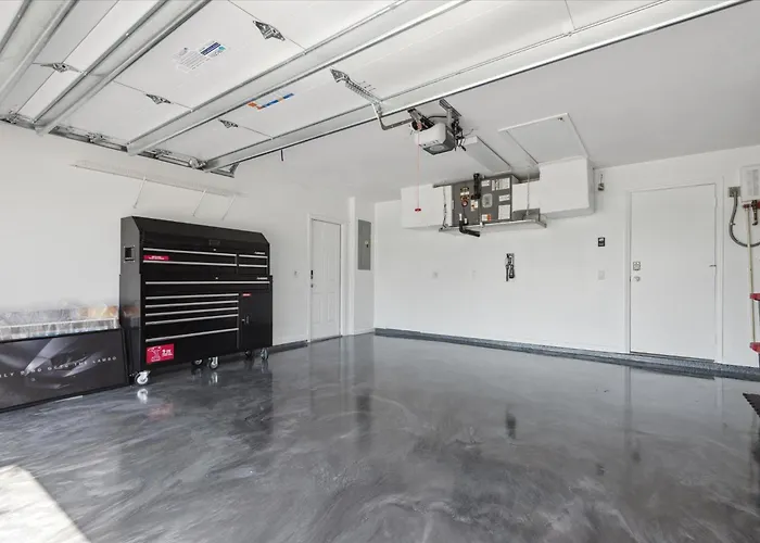Luxury Modern Waterfront House In Best Location! King Bed Suite & Close To Beach