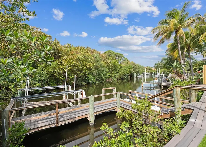 Luxury Modern Waterfront House In Best Location! King Bed Suite & Close To Beach