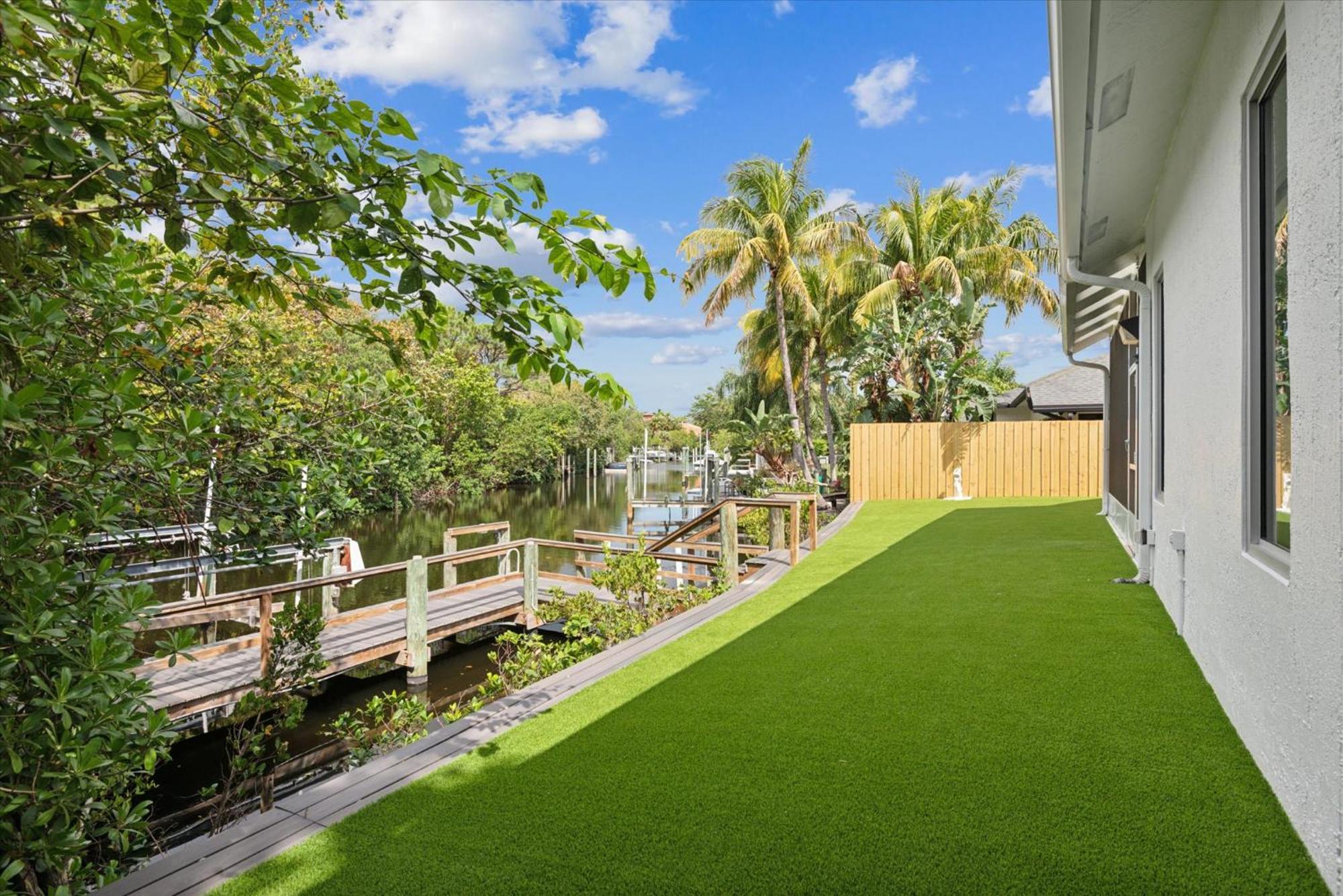 Luxury Modern Waterfront House In Location! King Bed & Close To Holiday home *
