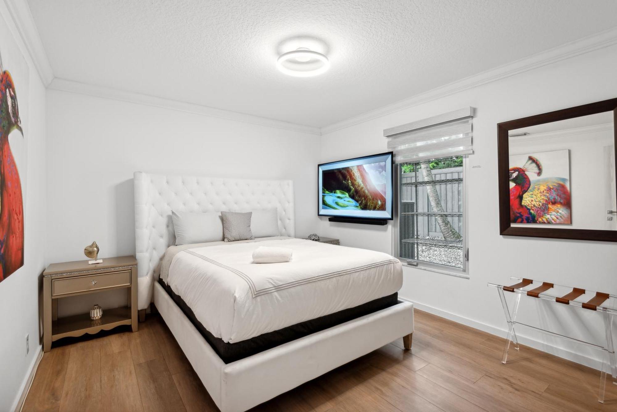 Luxury Modern Waterfront House In Location! King Bed & Close To West Palm Beach